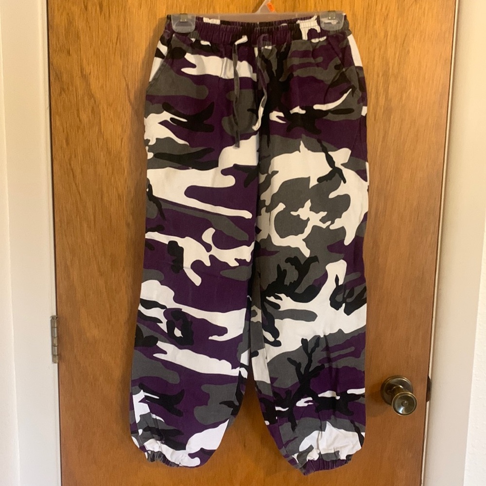 Romwe brand purple camo pants with elastic at the ankles. Great condition